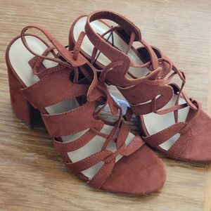 🥰 HP NWOT Forever21 Strappy Heal. Size 6